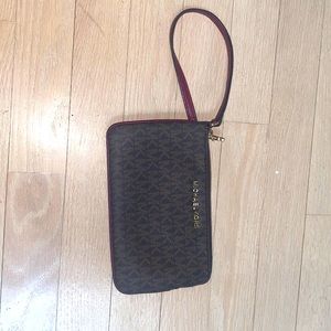 MICHAEL KORS JET SET CHARM LG  ZIP CLUTCH WRISTLET IN Brown/luggage